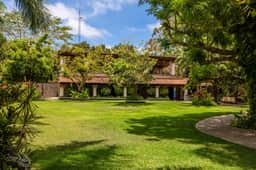 Exquisite 4-Bedroom Villa, 5-Minutes from the Beach - Image 5