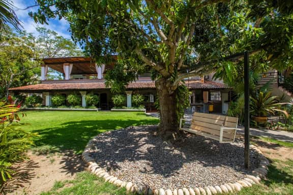 8BR, Private Jungle Villa, Just 5-Minutes to Town - Image 2